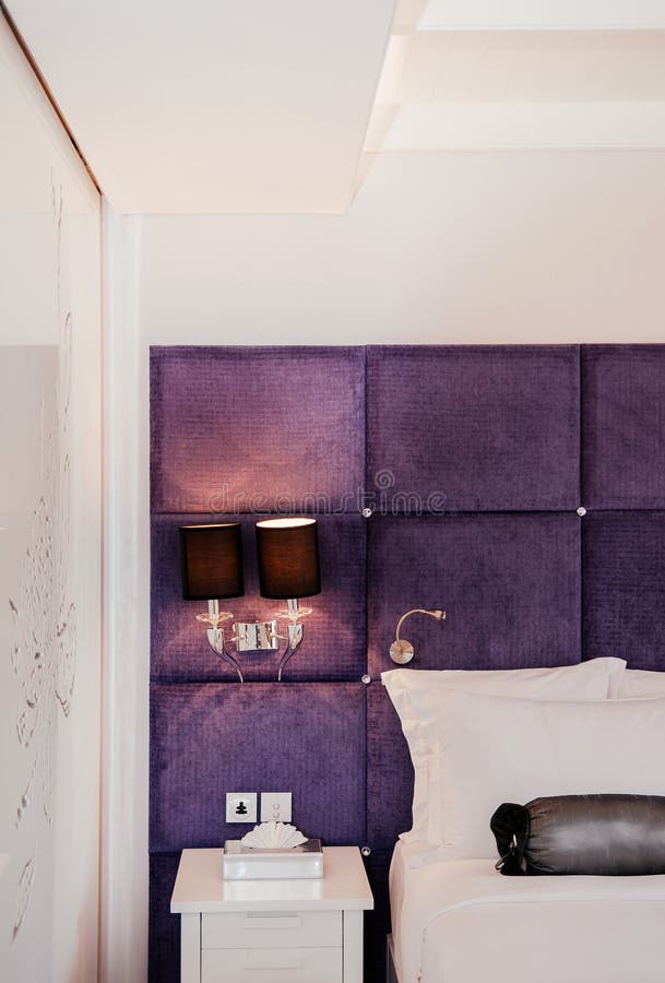 Винтажный роскошный внутренний гостиничный номер, кровать и хорошая лампа дизайна